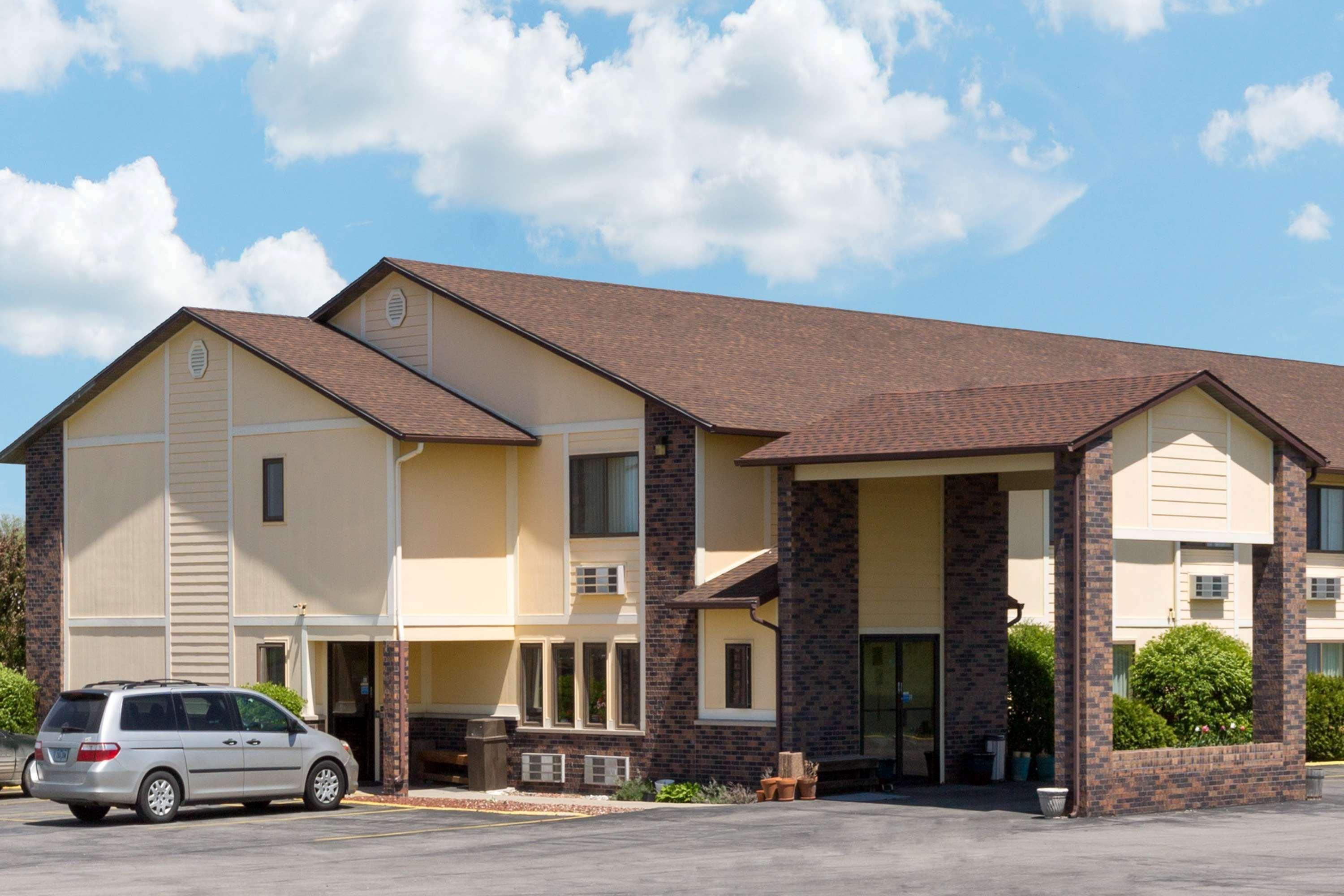 Super 8 By Wyndham Perry Ia Hotel Exterior photo