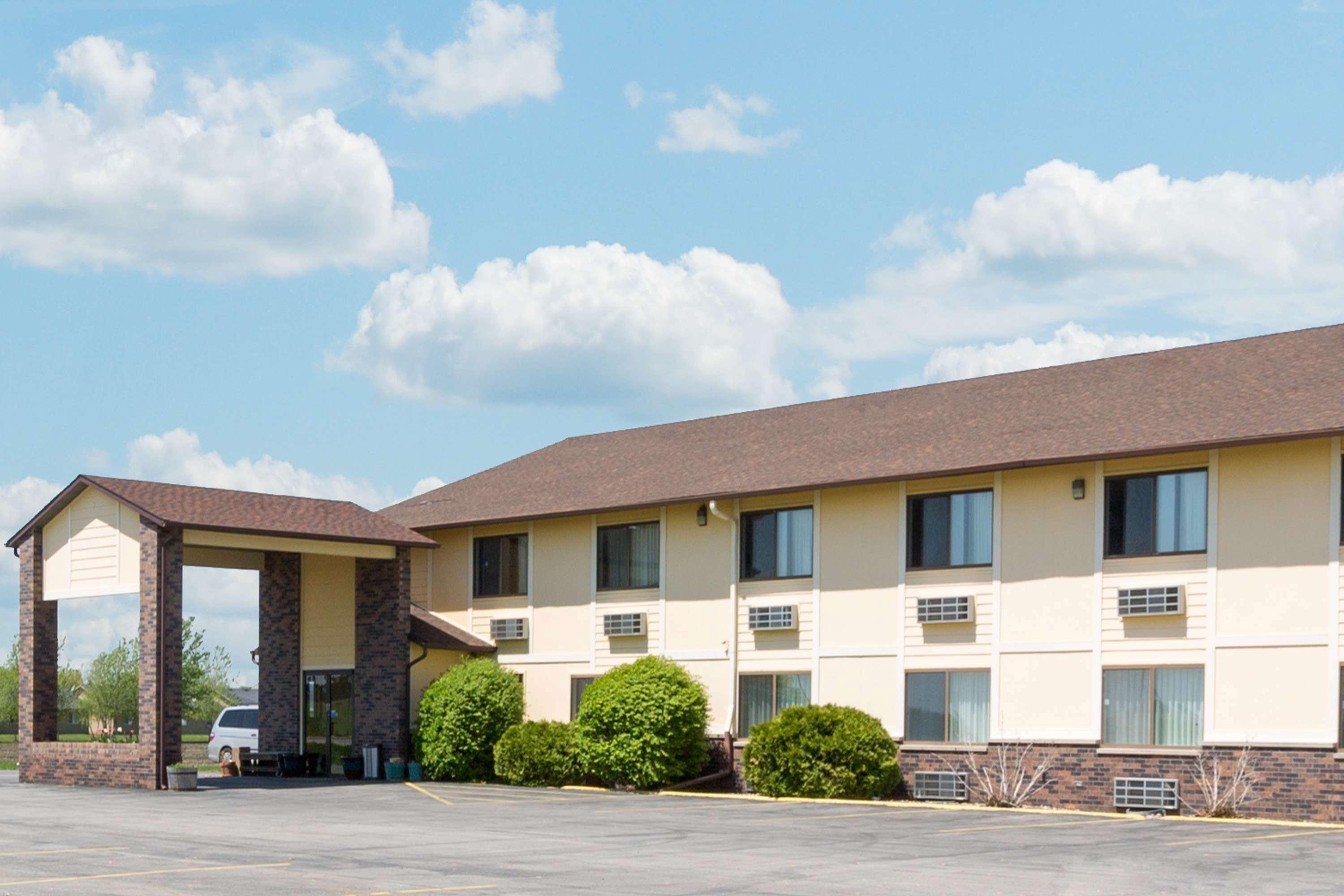Super 8 By Wyndham Perry Ia Hotel Exterior photo